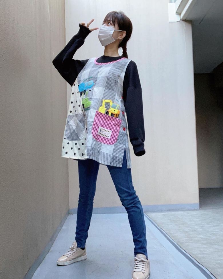 保育士のエプロンに身を包む豊崎さん。大阪府内の保育園でパート勤務の経験がある