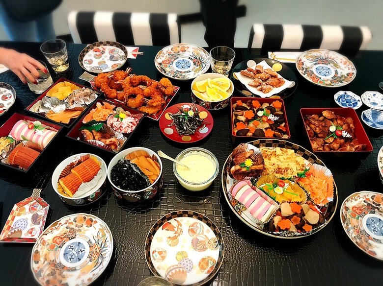 禧代子さんがロスでお正月に作ったおせち料理。「自己流」と謙遜するも材料が限られるなかで豪華な出来栄え！