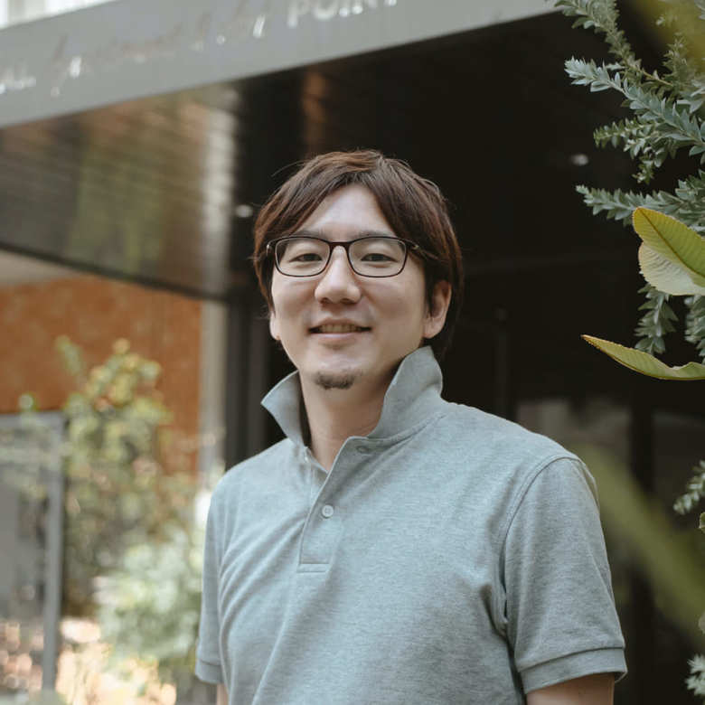 株式会社キャスター取締役COO。2005年、株式会社リクルートHRマーケティングに入社。2009年に当時5名の株式会社リブセンスに転職し、入社から3年半で東証マザーズ上場に貢献。その後、DeNAにて営業責任者、新規事業、採用担当を経て個人事業主として独立。2016年10月、株式会社キャスター取締役COOに就任。著書に『コミュ力なんていらないー人間関係がラクになる空気を読まない仕事術』『会社には行かないー6年やってわかった普通の人こそ評価されるリモートワークという働き方』がある。