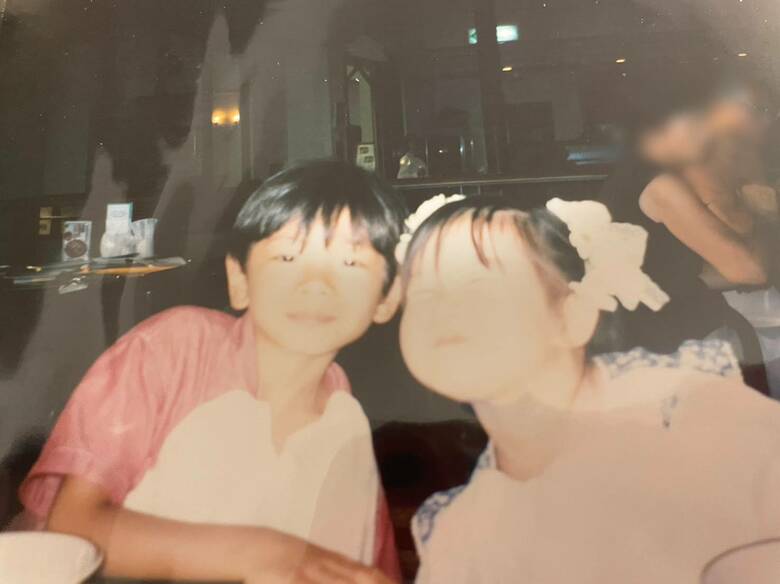 小学校低学年のころの志村さん（左）と幼稚園生の妹さん