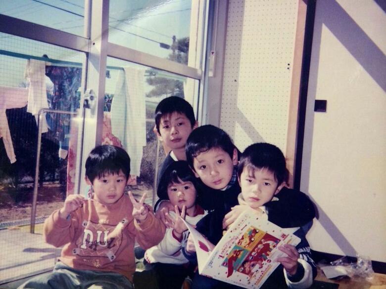 施設で生活していたころの西坂さんとごきょうだい（西坂さんは後列真ん中）