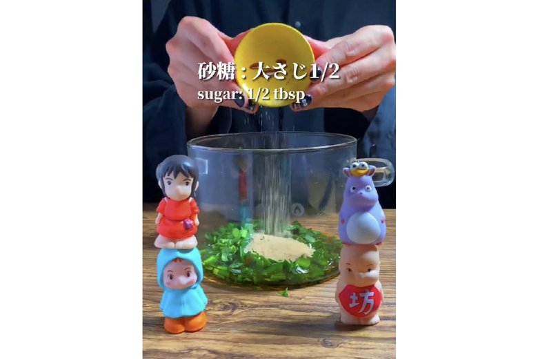 【作り方8】砂糖大さじ1/2を入れたらよく混ぜる。これでたれは完成