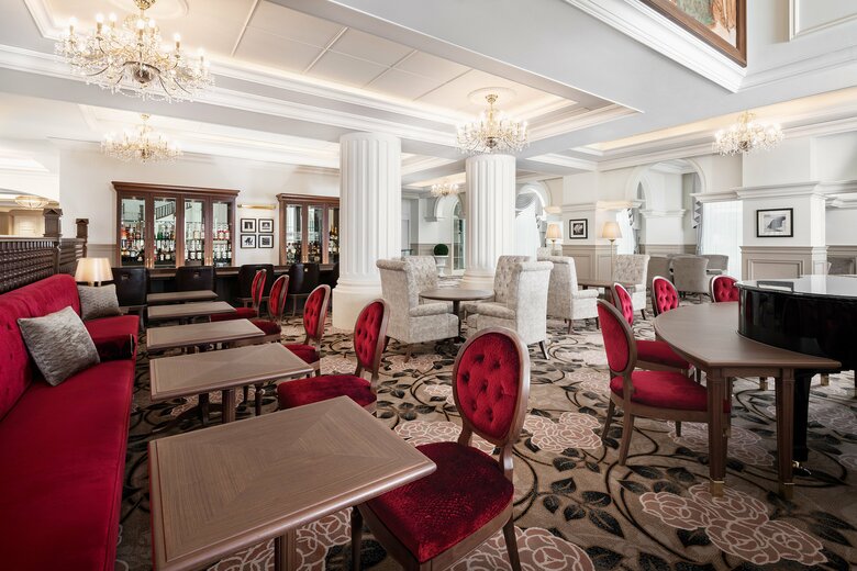 宝塚ホテル内の「ラウンジ ルネサンス」。四季の素材をふんだんに使ったアフタヌーンティーセットが人気