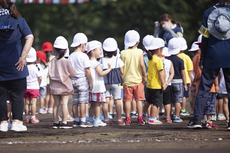 子どもの運動会で入場行進のナレーションを務めたこともあるという三石琴乃さん。子ども以上に大人が盛り上がったそう（写真はイメージ/ PIXTA）