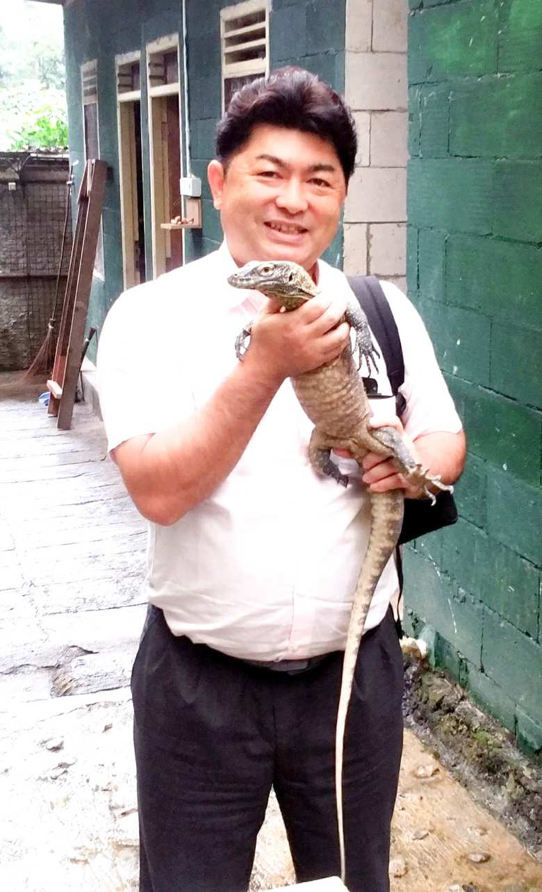 コモドドラゴンの“コドモ”と笑顔で