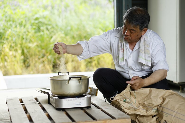 鍋に靴下と米ぬかを入れて煮込んだものの…