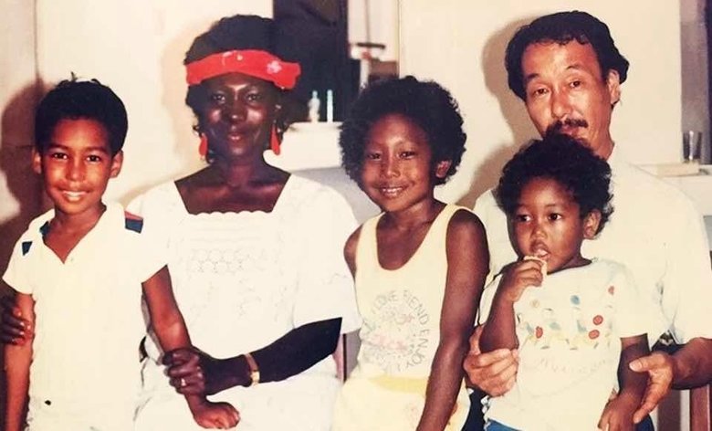 ガーナに住んでいた当時の一枚。左端が矢野さん