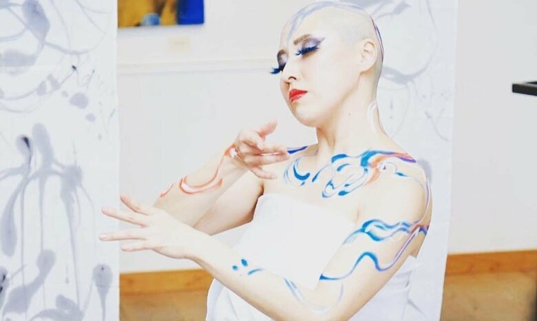 2018年、群馬県にて「髪のない女性の美しさ」をテーマに画家とコラボ