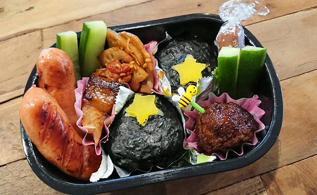 次男のお弁当には星形のたくあんが