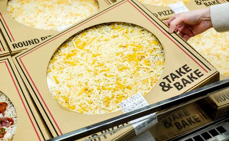 3:丸型ピザ5色チーズ　1498円（税込）