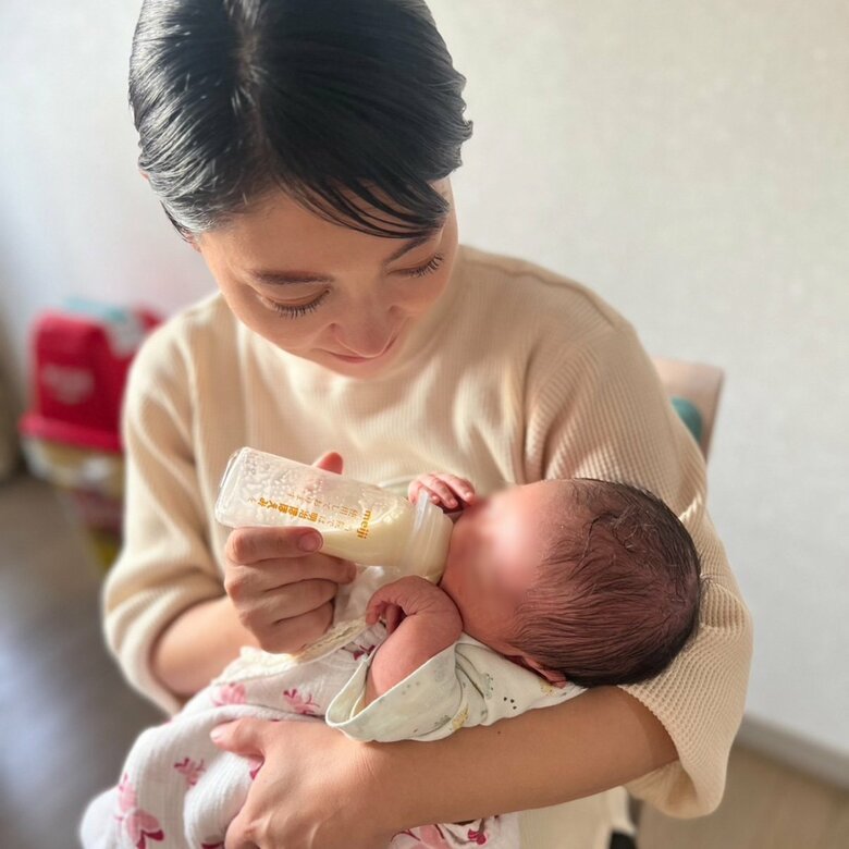 幸せオーラが溢れてる！授乳中のAKINAさん