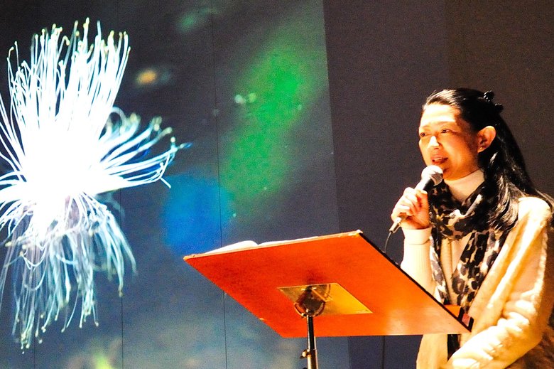 みずから主宰する「朗読座」の舞台で朗読する紺野さん