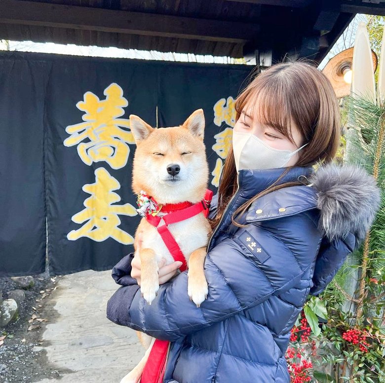 そば店の前でお腹を空かせてそうな福ちゃん