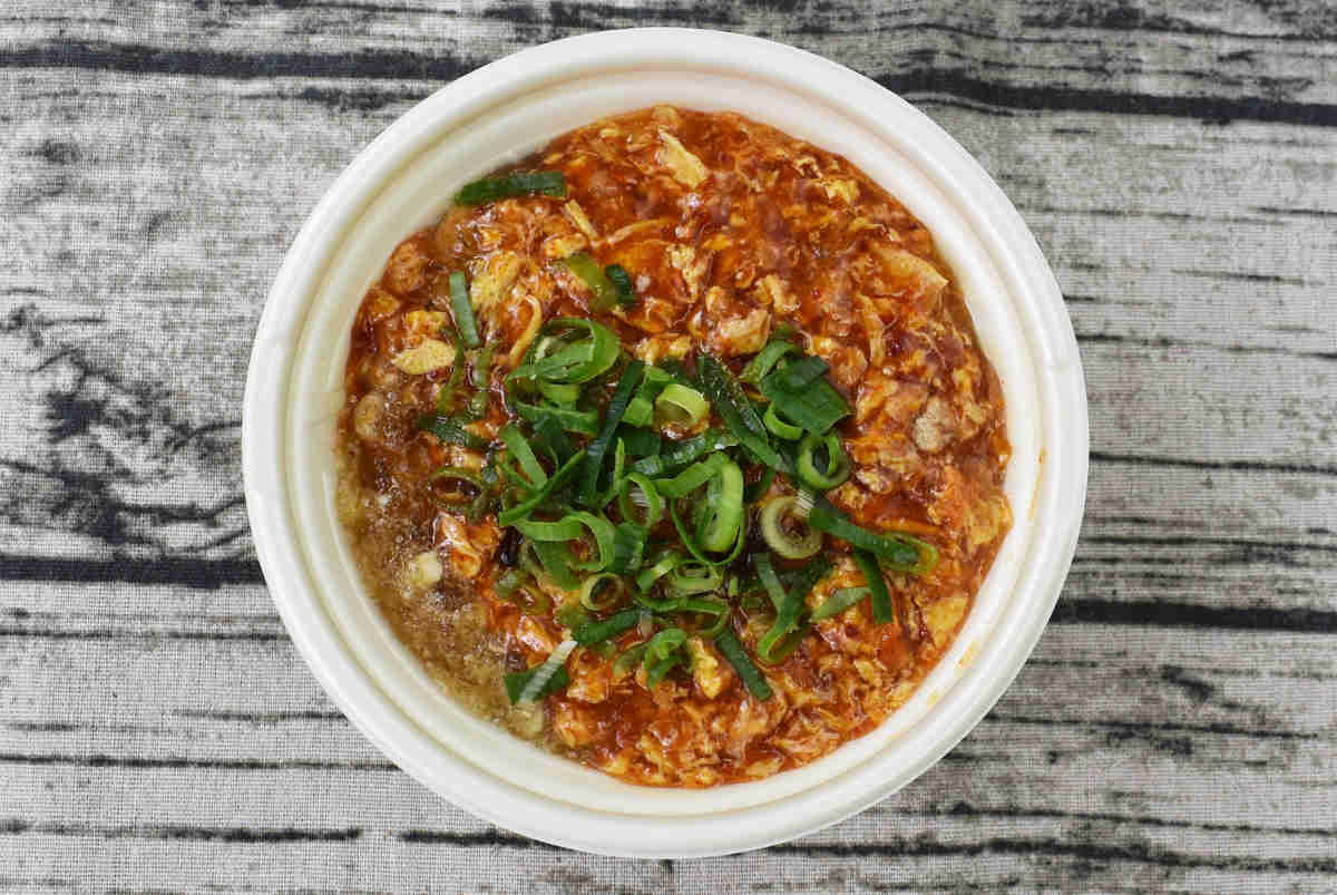 セブンイレブンのおすすめラーメン「鬼旨辛スープのかき玉ラーメン」の実食画像