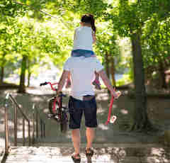 手つきが不慣れ・声がでかい…女性にバレてる「外だけイクメン」の残念な意識のズレ