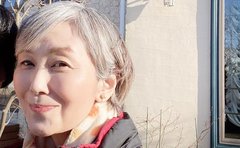 手塚理美「老けたと言われても気にならない」50代後半からのグレイヘアも人生の実験のひとつ