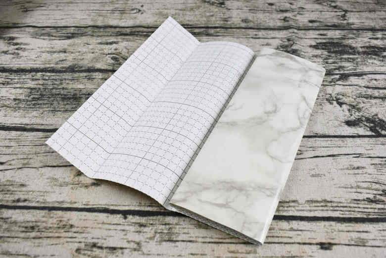 ダイソーのおすすめ商品「リメイクシート（大理石柄 ホワイト）」の実物画像2
