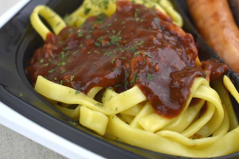 ローソンの人気弁当「もちプリッ！ フェットチーネ＆Deliセット」の実物画像