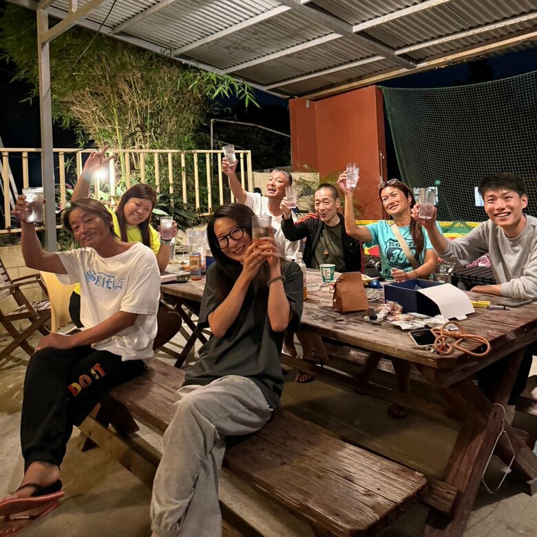 民宿宮良の夜はゲストとの「ゆんたく（沖縄方言でおしゃべりのこと）」