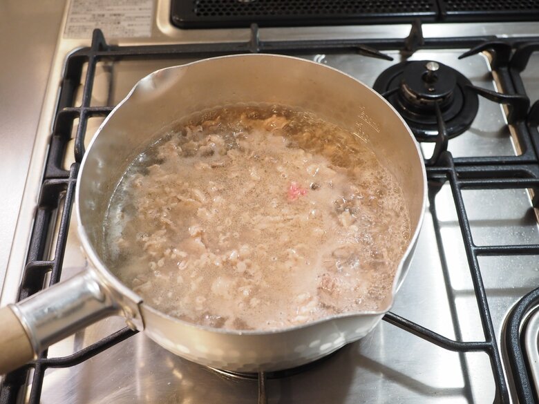 7・肉を全部入れ、アクが浮いてきたら強火で煮立てる