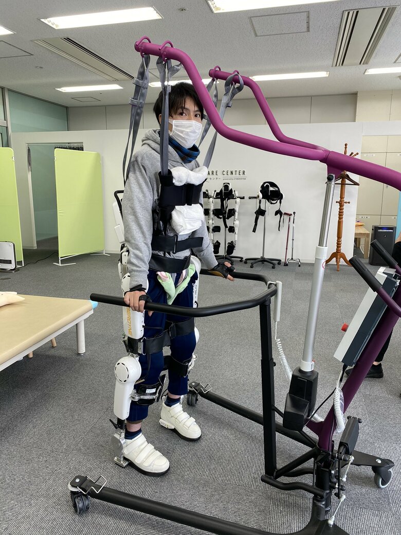 装着型サイボーグHALを使い、身体の機能改善をうながすトレーニングも