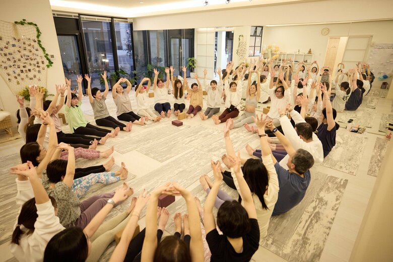 老若男女問わず、誰もが楽しめるのがヨガの魅力だという