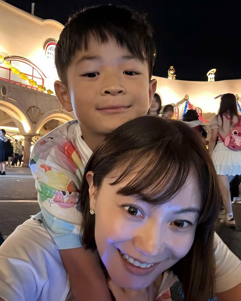 まだまだおんぶしてもらいたいお年頃。蛯原英里さんと息子さん