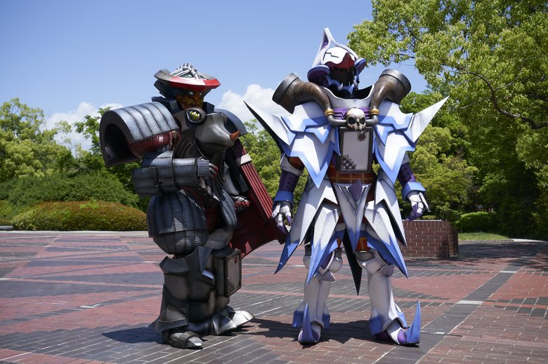 ▲劇場版に登場する、謎の狐怪人（右）とウィルソン（左）。