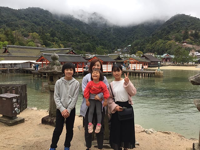 楽しんで子育てと仕事の両立ができているという秋橋さんと3人のお子さん