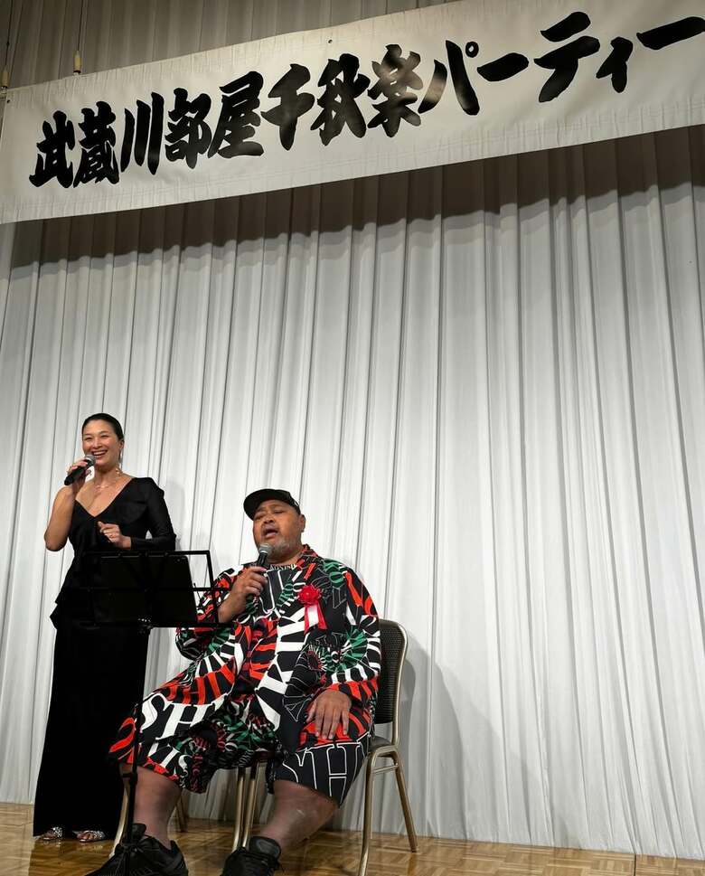 武蔵川部屋の千秋楽パーティーではオリジナルソング『COLOR's』をデュエット