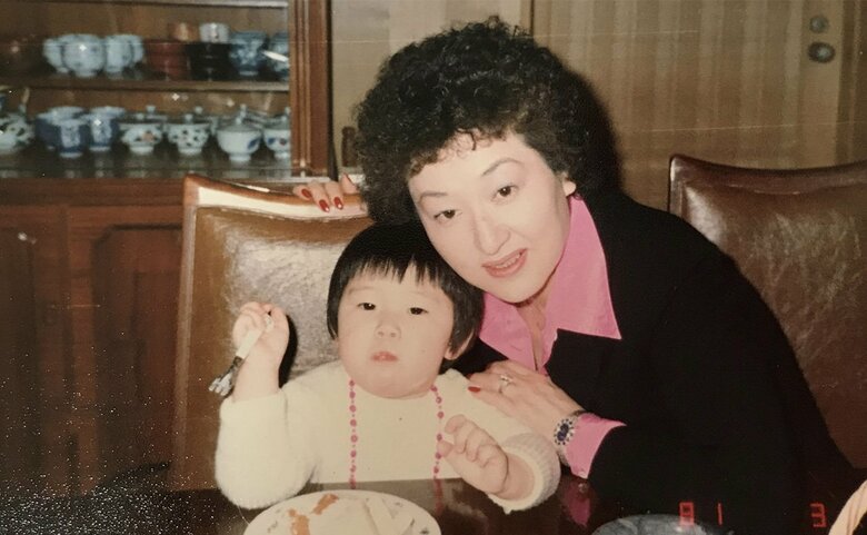 幼少期のころ。細木数子さんとのツーショット