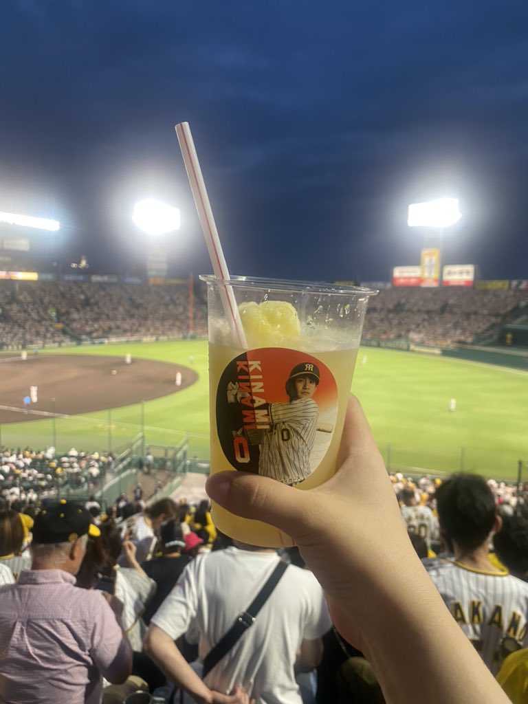 阪神ファンの阿部さん。試合観戦中のご機嫌なショット