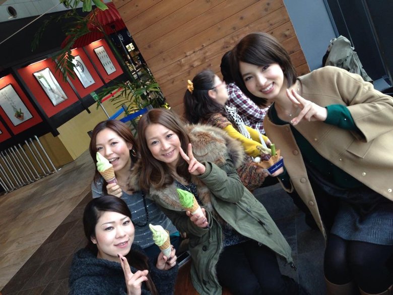 がん治療期間中、ウィッグを着用して友人と過ごす水田さん