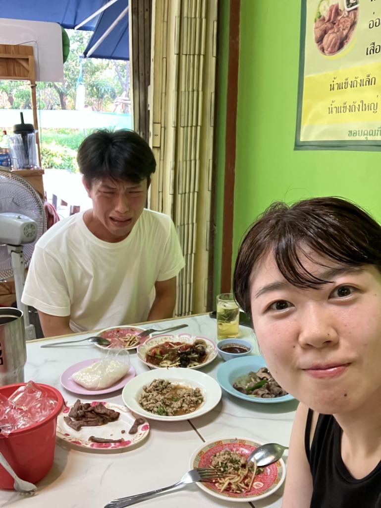 辛さで有名なタイのイサーン料理「ソムタム」を堪能。辛さのあまり悶絶する大澤さんに対し奥さんは涼しい顔（写真提供／大澤孝将）