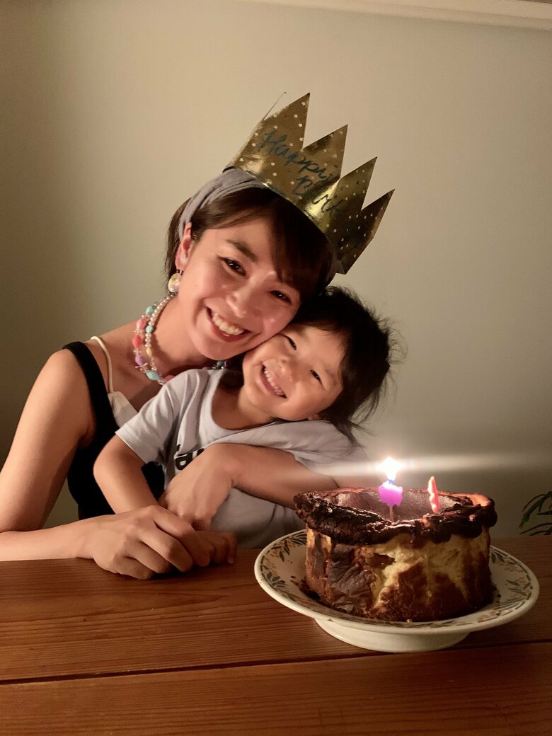 村上さんの誕生日を祝う5歳のお子さん