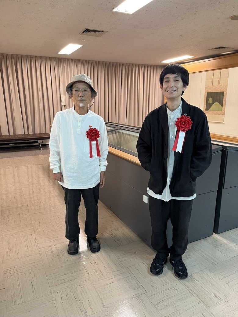矢部さん（右）と、お父さんで絵本作家・紙芝居作家のやべみつのりさん。静かで温かな佇まいがそっくり！