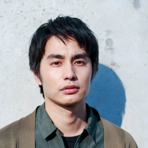 福岡県福岡市出身。2006年、寺山修司原作による舞台「田園に死す」で主演デビュー。その後、ドラマ、映画、舞台と幅広く活躍。2019年3月20日FOD・Netflixにて配信『夫のちんぽが入らない』主演、3月23日NHK総合にて放送『詐欺の子』主演、3月NHK総合にて放送『浮世の画家』など出演など、この春は多くのドラマに出演。7月末からは舞台『お気に召すまま』もスタート。