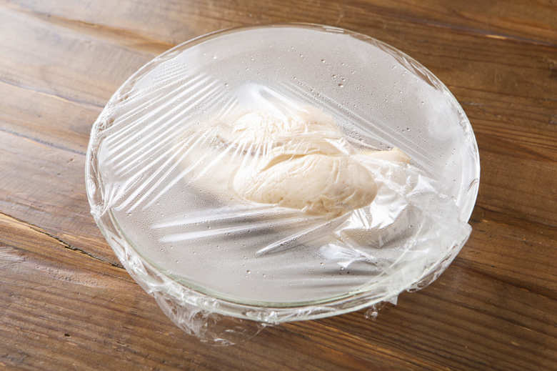 電子レンジ（600W）で2分半加熱し、裏返して2分加熱する。ラップをしたまま20分ほど余熱で火を通す。余熱で火を入れることで柔らかい仕上がりに。下味で砂糖を使うのもしっとりさせるコツです。