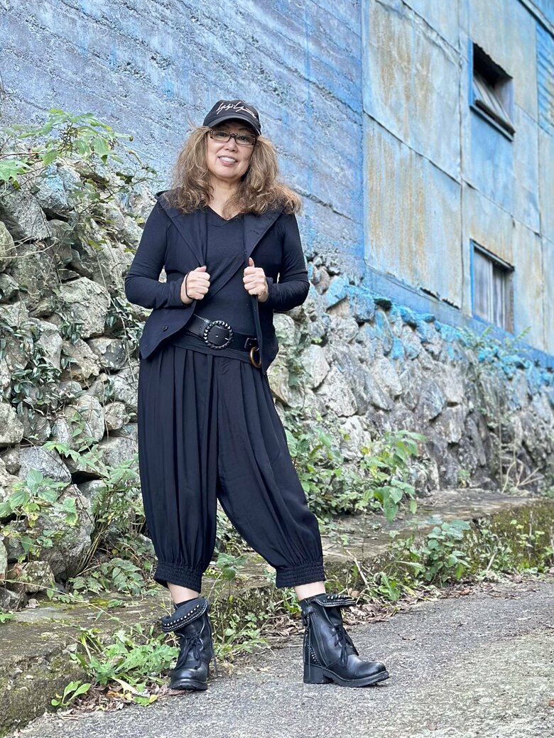 ヨウジヤマモトの洋服に身を包み、スタイリッシュなファッションを楽しむ