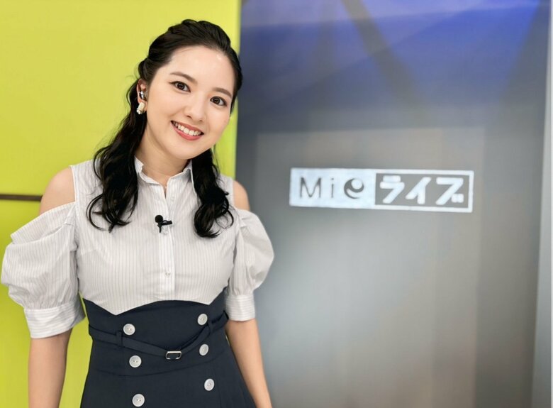 三重テレビ『Mieライブ』のスタジオにて