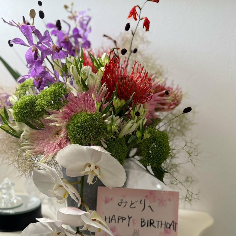 イサムさんがみどりさんの誕生日祝いに贈った花