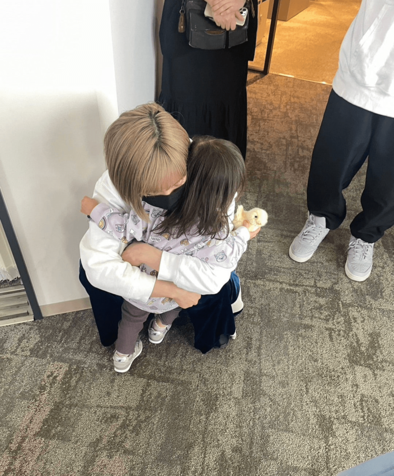 自身のイベント中、お留守番していたこもちゃんを抱きしめる最上さん（写真提供／本人）