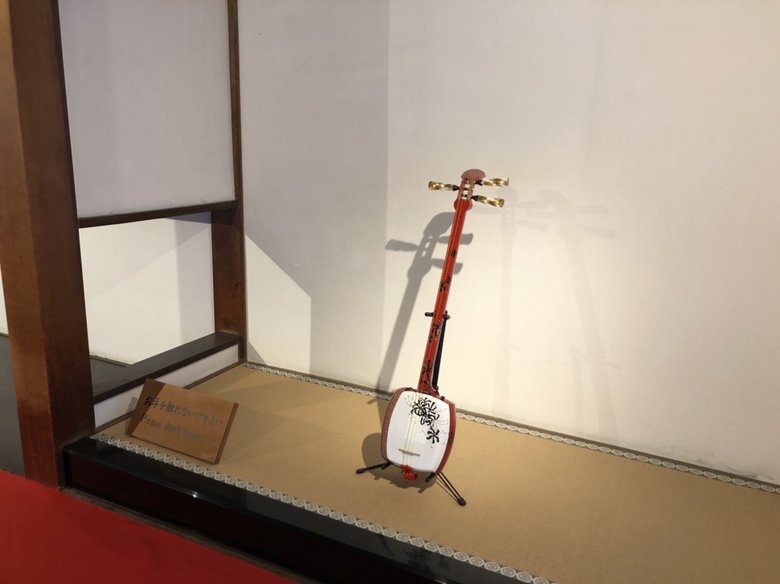 彦十蒔絵のプロジェクトで和楽器バンド・蜷川べにさんのために作ったエレキ三味線。蒔絵の部分を小西さんが担当