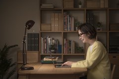 「徹夜してカフェインをとる」と仕事や勉強ははかどるか？【医師の見解】