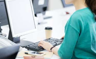 「スマホの操作は早いのに…パソコンとなるとからきしダメ」あなたのタイピング能力は大丈夫？