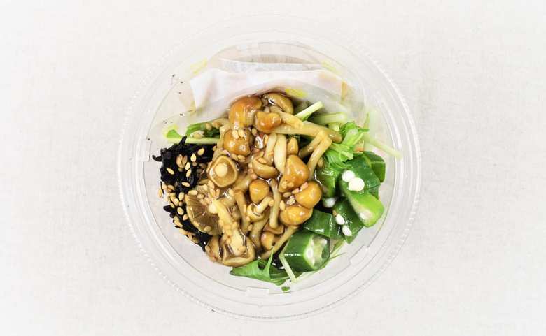 セブンイレブンのおすすめサラダ「ねばねば具材と納豆の雑穀ごはんサラダ」の実物画像