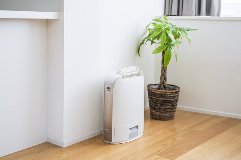 リビングで除湿器を作動させている様子