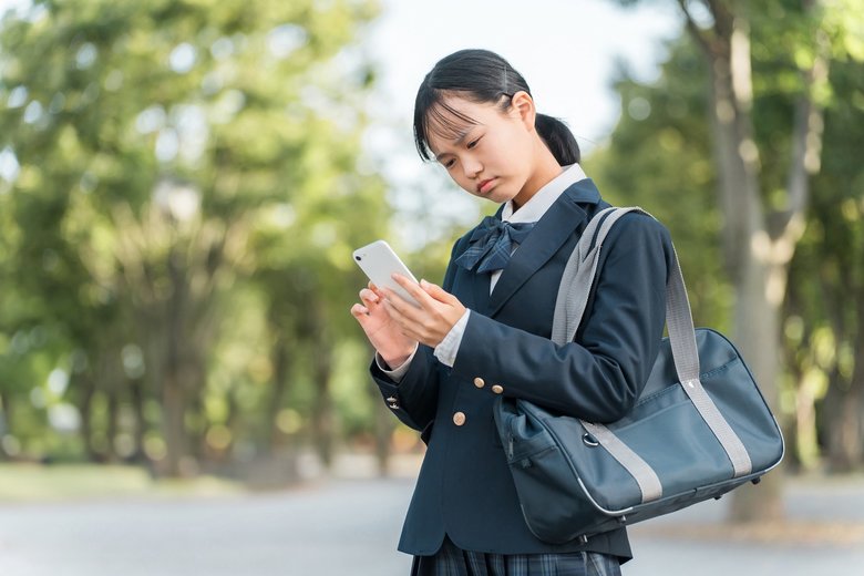 スマホを使う中学生