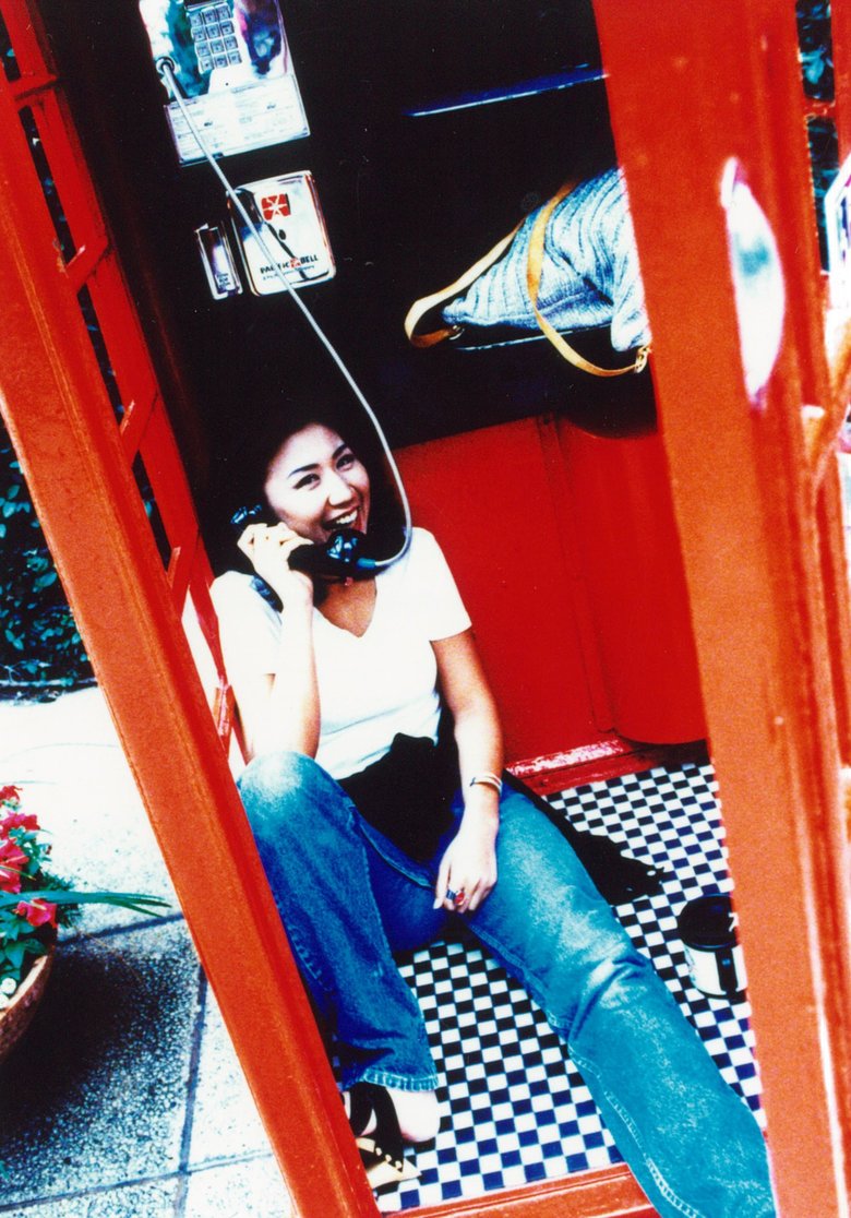 足が長い！ジーパン姿の高橋さんがロサンゼルスの街角に映える