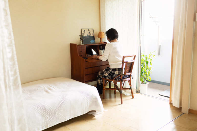 家具はコンパクトなものを最低限だけ。42平米とは思えない、広々とした空間。